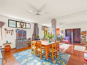 Artist’s Sanctuary: Lake view Retreat with Organic Gardens 