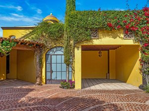 Allende Village Villa 8