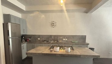 Contemporary, open 1-bedroom apt with flex room in San Antonio 1,200 USD a month.