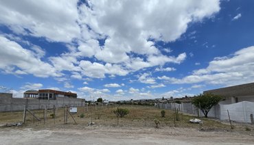 1,000m² lot offering great mountain and valley views