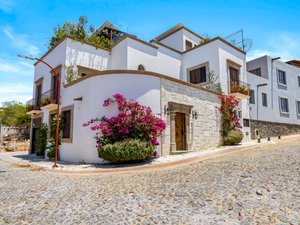 Casa Revueltas Disponible: Junio 1, 2026 a Enero 10, 2027