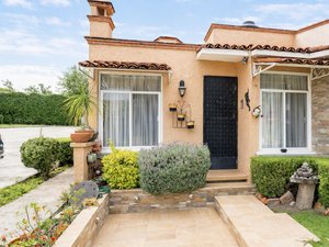 Acojedora Casa con Jardín