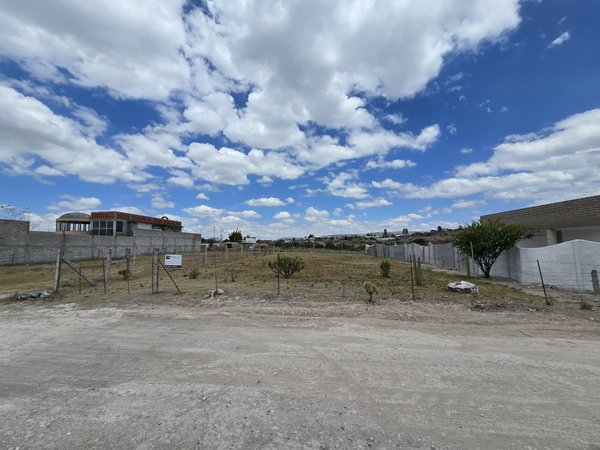 1,000m² lot offering great mountain and valley views