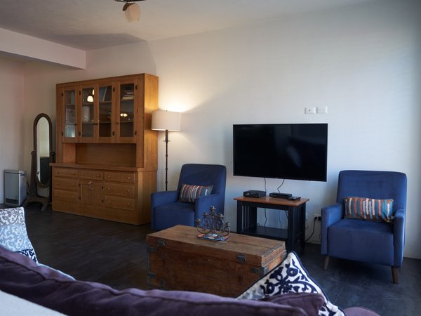 Light-filled 2 BR Contemporary Apt., Fully Furnished, 10 min Flat Walk to Centro