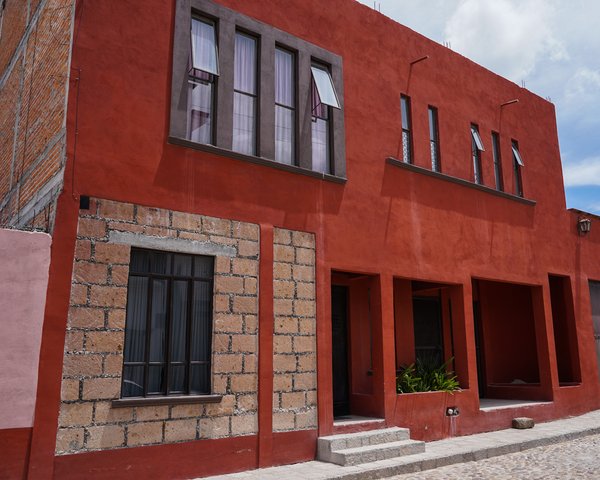 Increible oportunidad de inversion!!! Esta casa de 3 recamaras cuanta mas 3 deptos, para un ingreso  – San Miguel de Allende real estate
