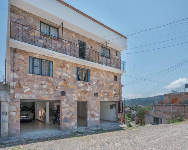 Nine-unit apartment building with varied layouts—ideal for investment. – San Miguel de Allende real estate