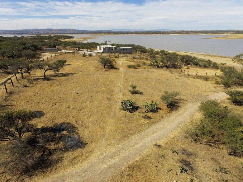 Land: views, privacy and access to Presa Allende — 2 photos