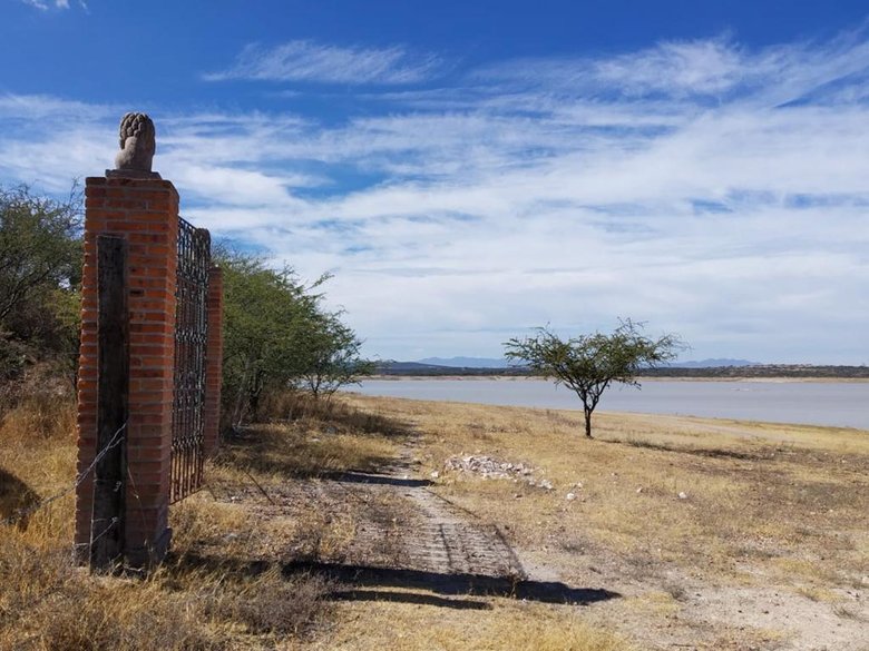 Land: views, privacy and access to Presa Allende — 8 photos
