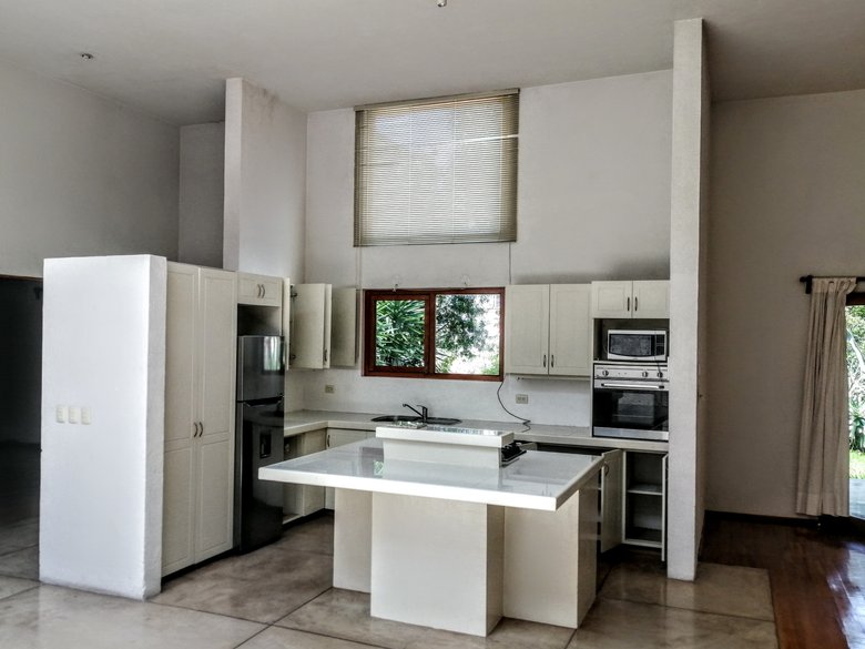 Luminous house in Guadiana. ($2750 usd monthly rental) — 4 photos
