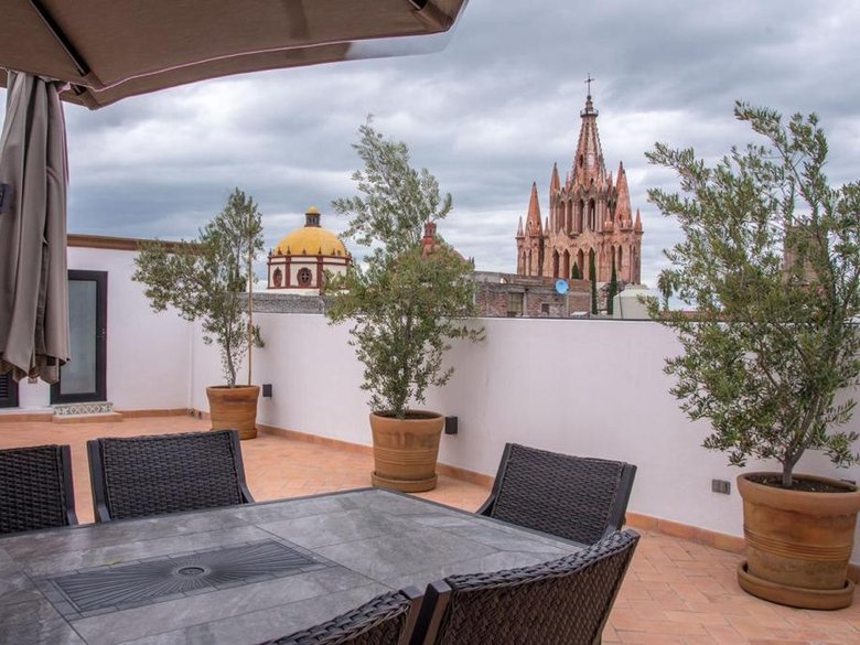 Luxury Casa Sollano for Rent in the Heart of San Miguel — 2 photos