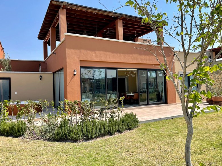 Great house in a closed neighborhood  — 27 photos