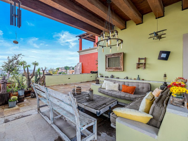 AVAILABLE LUXURY CONDO CARACOL — 2 photos