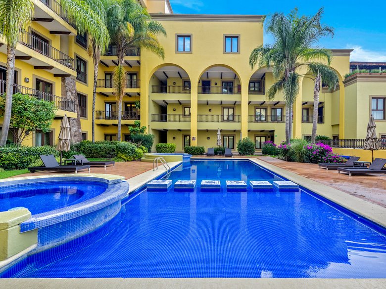 AVAILABLE LUXURY CONDO CARACOL — 5 photos