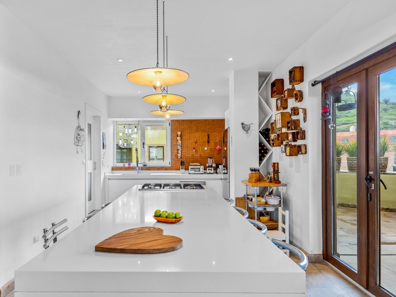 AVAILABLE LUXURY CONDO CARACOL — 3 photos