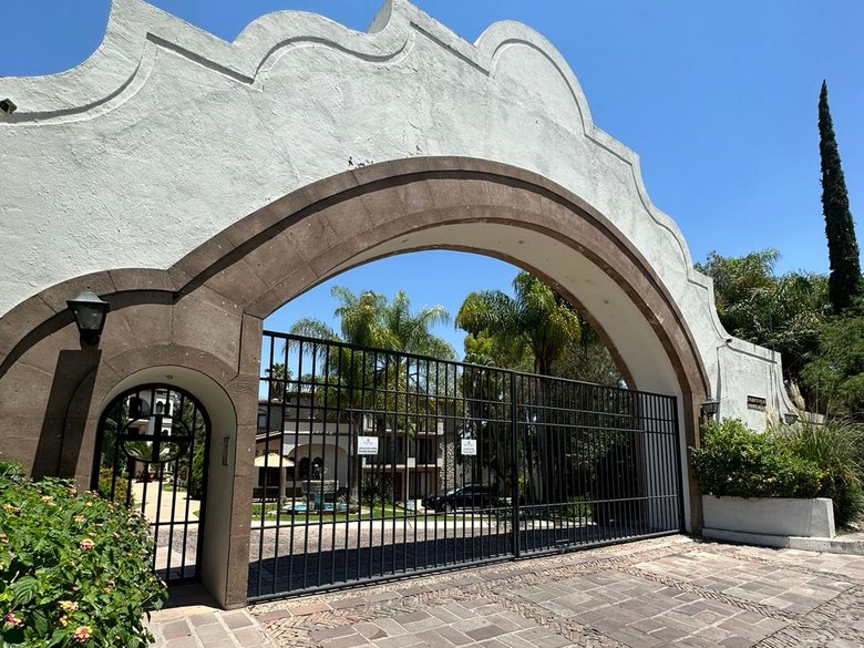 1 Bedroom condo in Puente Viejo , fully furnished walking distance to Centro , great amenities — 1 photos