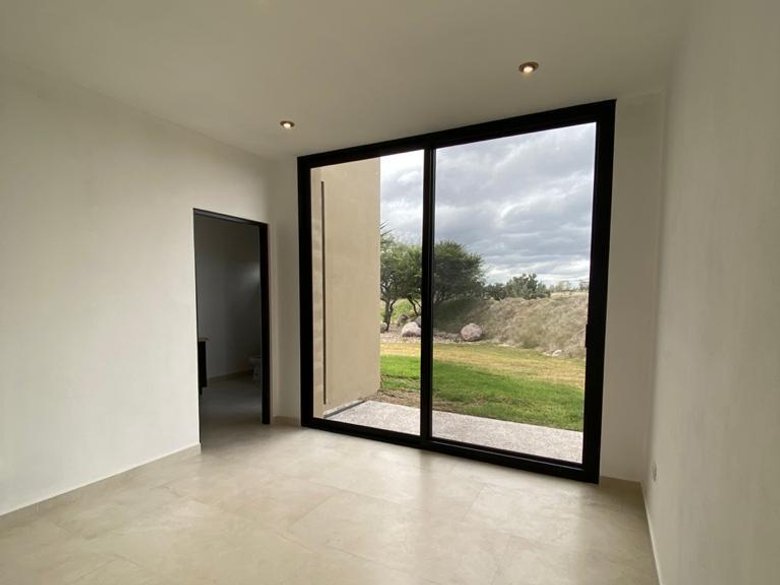 Beautiful house at Los Senderos — 5 photos