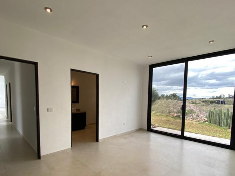 Beautiful house at Los Senderos — 2 photos