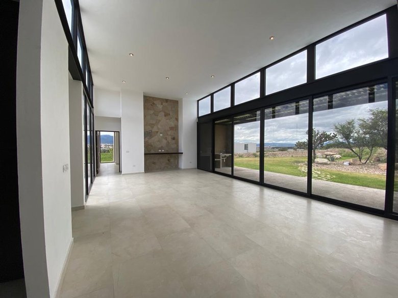 Beautiful house at Los Senderos — 14 photos