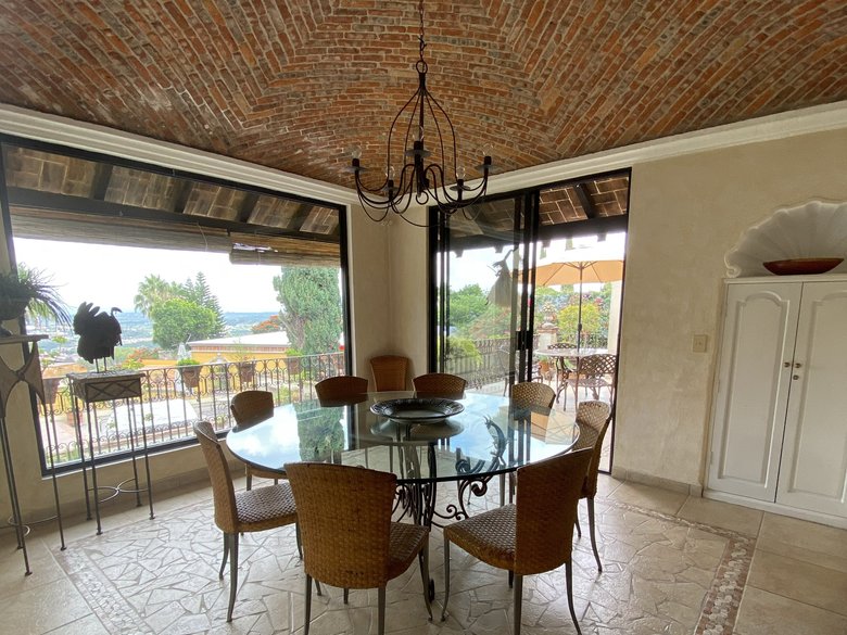 Charming Colonial Home with Spectacular Views  in Los Balcones — 5 photos