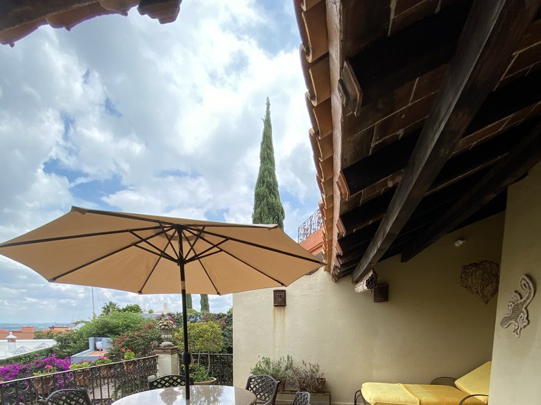 Charming Colonial Home with Spectacular Views  in Los Balcones — 10 photos