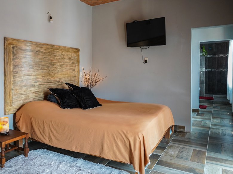 Increible oportunidad de inversion!!! Esta casa de 3 recamaras cuanta mas 3 deptos, para un ingreso  — 10 fotos