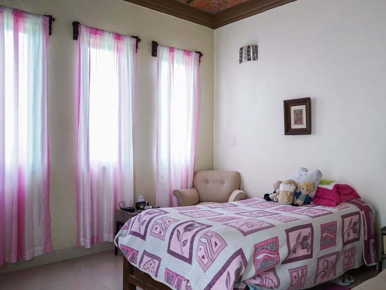 Increible oportunidad de inversion!!! Esta casa de 3 recamaras cuanta mas 3 deptos, para un ingreso  — 23 fotos