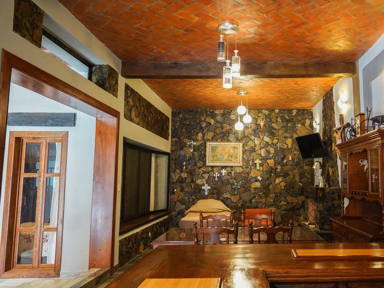Increible oportunidad de inversion!!! Esta casa de 3 recamaras cuanta mas 3 deptos, para un ingreso  — 20 fotos