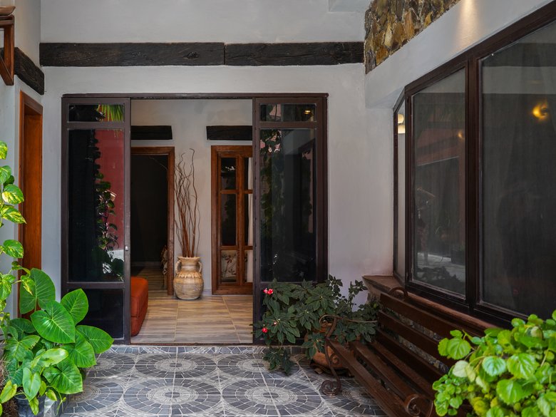 Increible oportunidad de inversion!!! Esta casa de 3 recamaras cuanta mas 3 deptos, para un ingreso  — 16 fotos