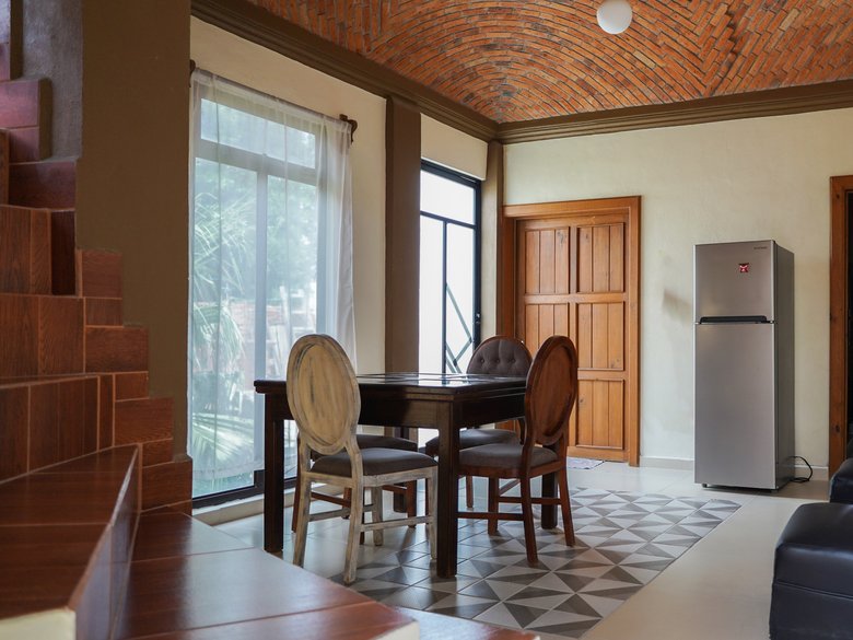 Increible oportunidad de inversion!!! Esta casa de 3 recamaras cuanta mas 3 deptos, para un ingreso  — 22 fotos