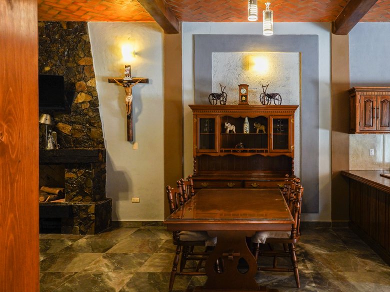 Increible oportunidad de inversion!!! Esta casa de 3 recamaras cuanta mas 3 deptos, para un ingreso  — 18 fotos