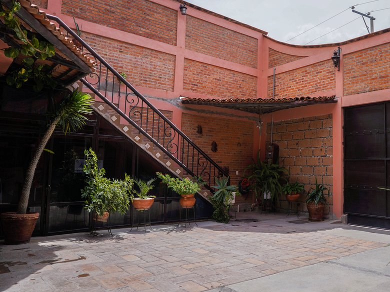 Increible oportunidad de inversion!!! Esta casa de 3 recamaras cuanta mas 3 deptos, para un ingreso  — 14 fotos