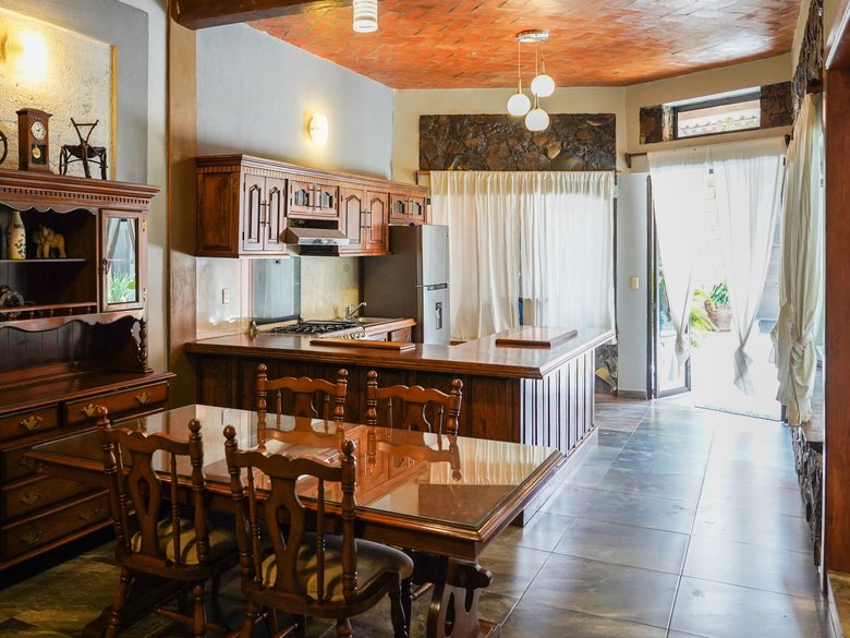 Increible oportunidad de inversion!!! Esta casa de 3 recamaras cuanta mas 3 deptos, para un ingreso  — 21 fotos
