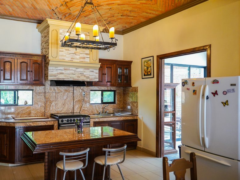 Increible oportunidad de inversion!!! Esta casa de 3 recamaras cuanta mas 3 deptos, para un ingreso  — 6 fotos