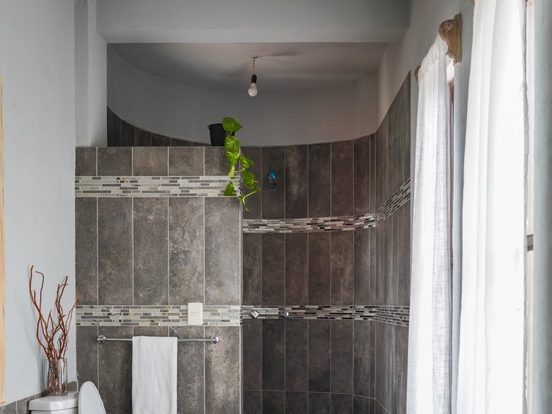 Increible oportunidad de inversion!!! Esta casa de 3 recamaras cuanta mas 3 deptos, para un ingreso  — 12 fotos