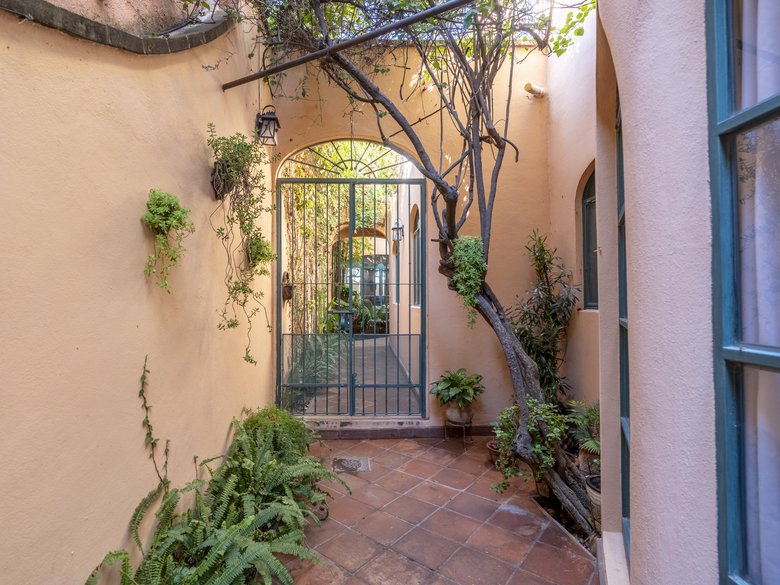 Two houses, one property, excellent location — 31 photos
