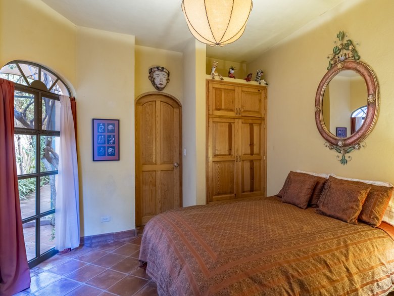 Two houses, one property, excellent location — 8 photos