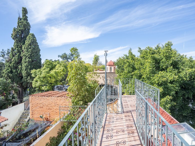 Two houses, one property, excellent location — 30 photos