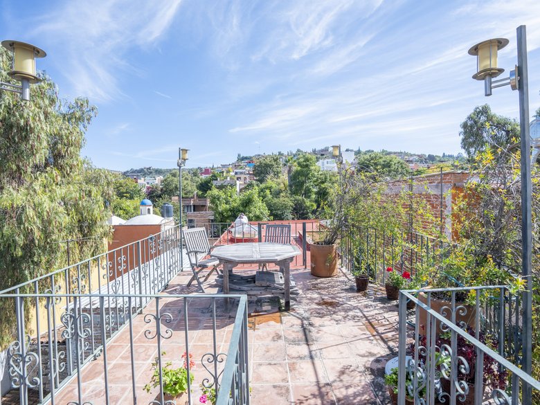 Two houses, one property, excellent location — 28 photos