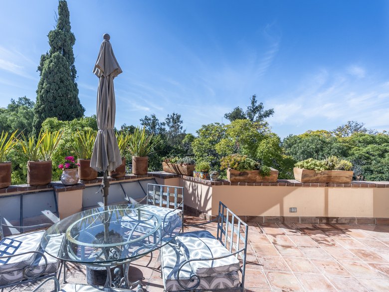 Two houses, one property, excellent location — 58 photos