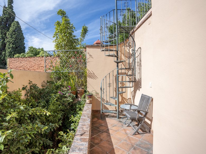 Two houses, one property, excellent location — 25 photos