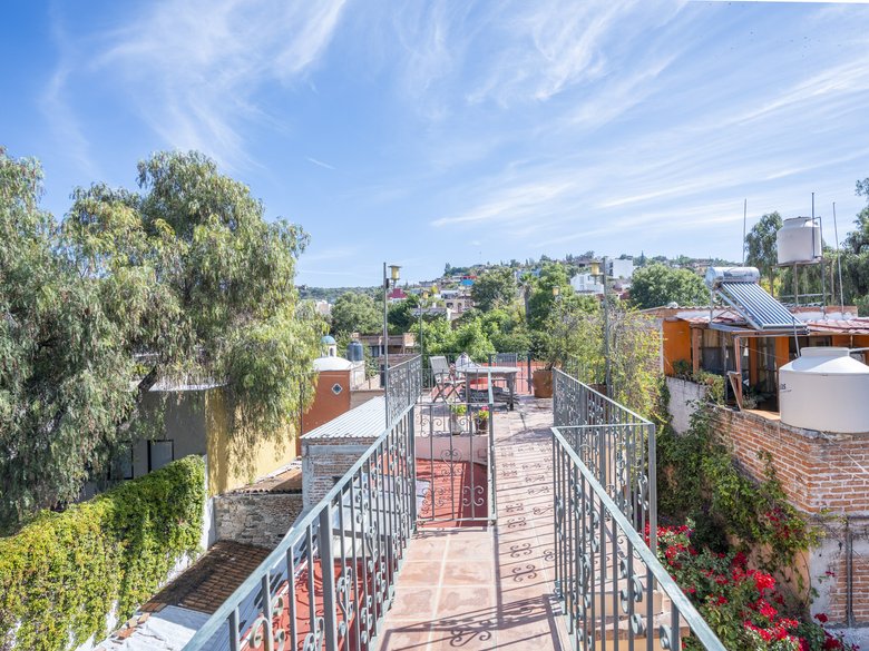 Two houses, one property, excellent location — 27 photos