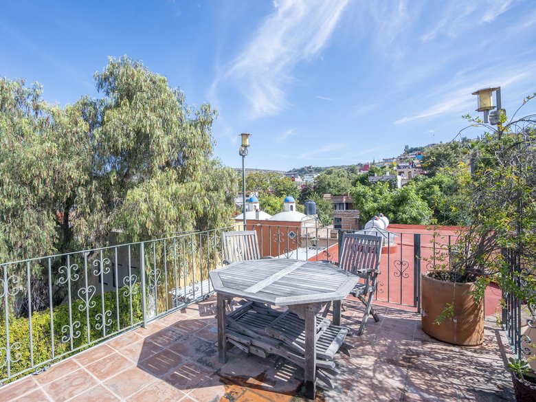 Two houses, one property, excellent location — 29 photos