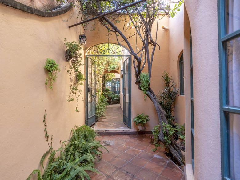 Two houses, one property, excellent location — 32 photos