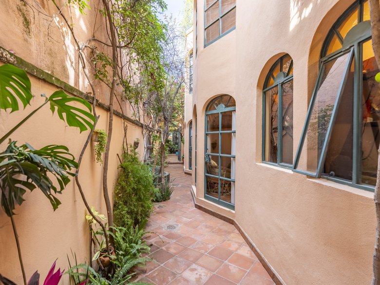Two houses, one property, excellent location — 4 photos
