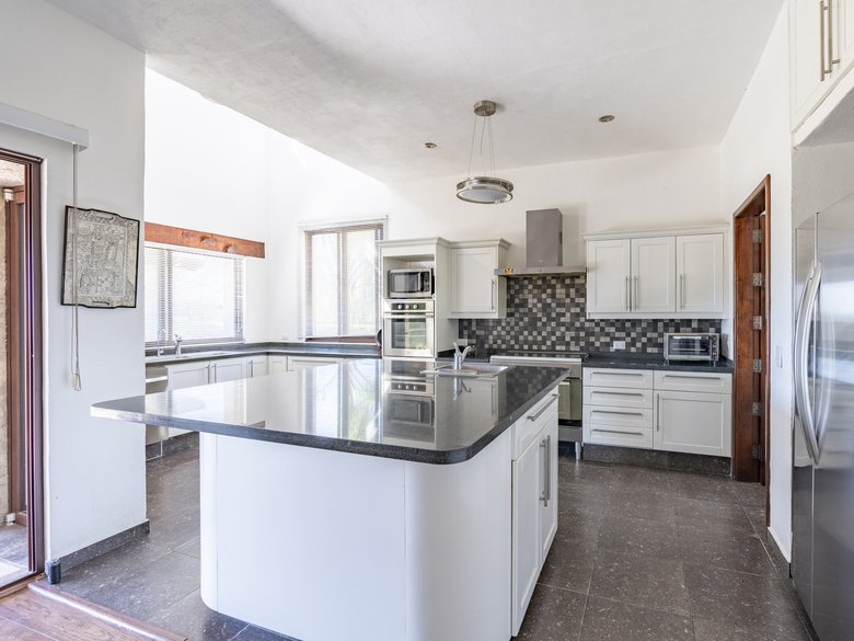 LORELEI HOUSE WITH VIEWS TO THE FAIRWAYS IN GOLF MALANQUIN — 10 photos