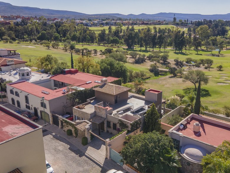 LORELEI HOUSE WITH VIEWS TO THE FAIRWAYS IN GOLF MALANQUIN — 6 photos