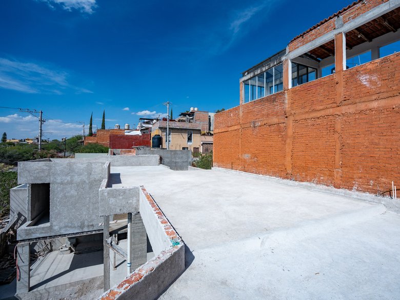 Excellent opportunity for customization of an attractive contemporary project — 37 photos