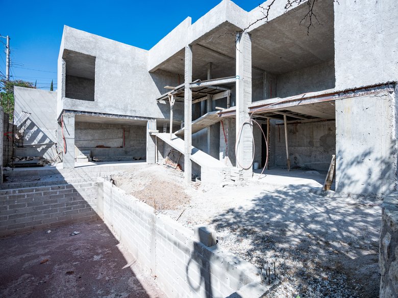 Excellent opportunity for customization of an attractive contemporary project — 12 photos