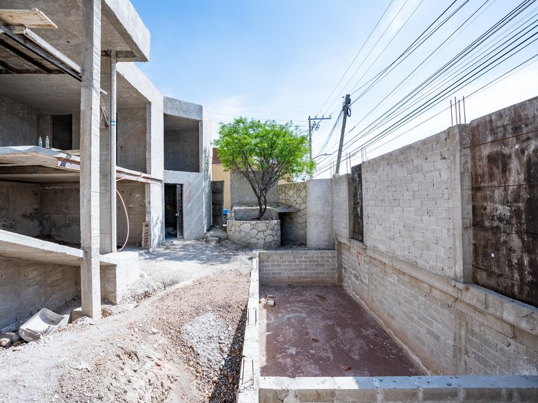 Excellent opportunity for customization of an attractive contemporary project — 14 photos