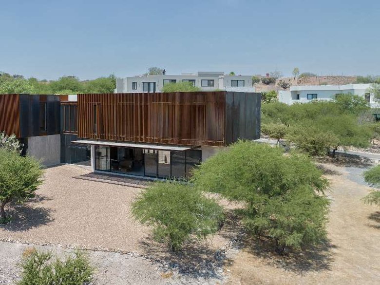 Estrato House — 4 photos